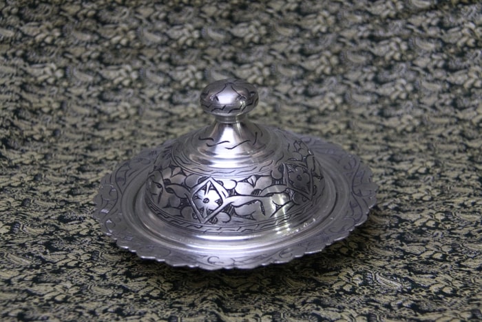 Motif İşlemeli Kapaklı Sahan