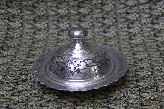 Motif İşlemeli Kapaklı Sahan